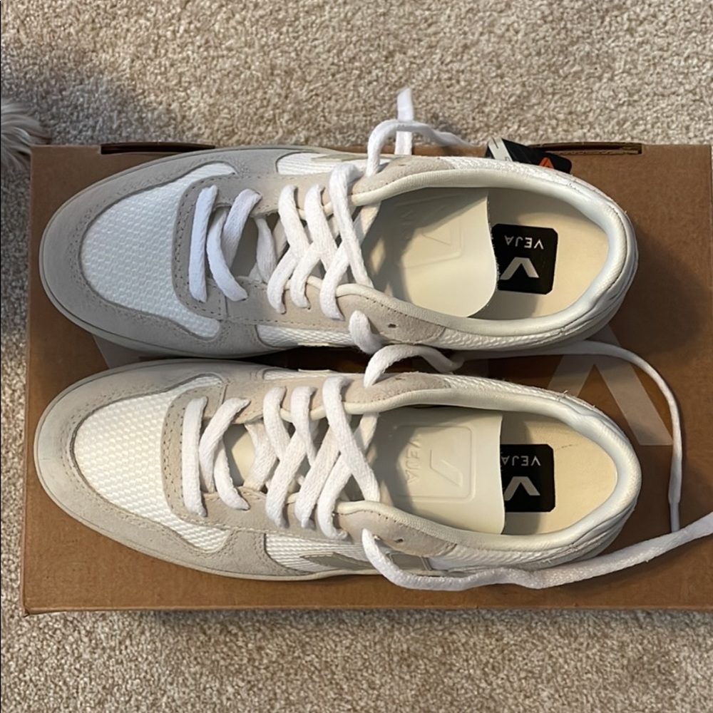 NWT Vejas Size 4
